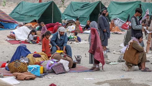 Familias que huyeron de los combates se refugian en un parque de Kabul.