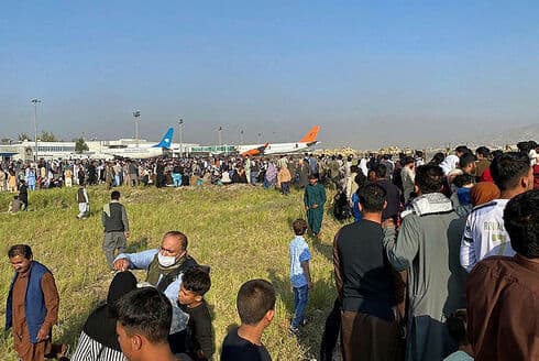 Miles de afganos en el aeropuerto de Kabul intentan huir del país.