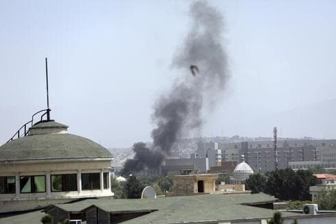 Una columna de humo se eleva cerca de la embajada estadounidense el domingo 15 de agosto de 2021, en Kabul, Afganistán. (AP) Una columna de humo se eleva cerca de la embajada estadounidense el domingo 15 de agosto de 2021, en Kabul, Afganistán.
