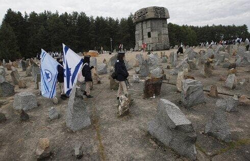 Jóvenes israelíes con sus banderas nacionales marchan junto al monumento a unos 900.000 judíos europeos asesinados por los nazis entre 1941 y 1944 en el campo de trabajo y muerte de Treblinka, en Polonia. (AP) Jóvenes israelíes con sus banderas nacionales marchan junto al monumento a unos 900.000 judíos europeos asesinados por los nazis entre 1941 y 1944 en el campo de trabajo y muerte de Treblinka, en Polonia.