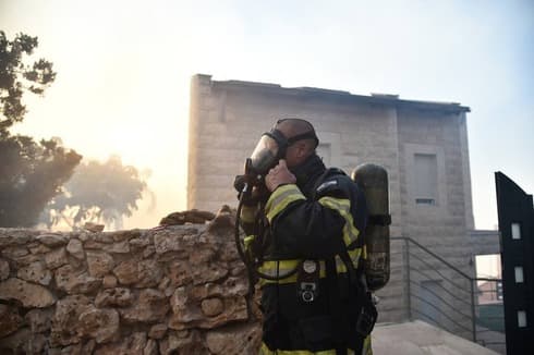 Bomberos se esfuerzan por apagar los incendios forestales en los alrededores de Jerusalem.