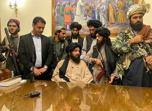 El liderazgo talibán en el Palacio Presidencial en Kabul. 