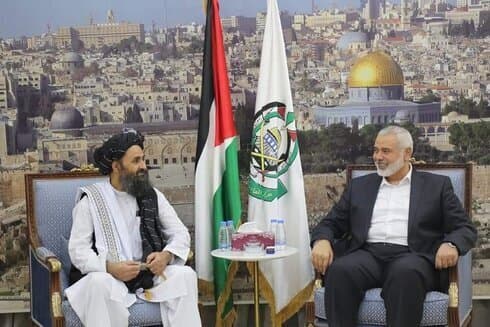 El líder de Hamás con una delegación del Talibán tras los combates de mayo entre Israel y facciones terroristas en Gaza. (Cortesía) El líder de Hamás con una delegación del Talibán tras los combates de mayo entre Israel y facciones terroristas en Gaza.