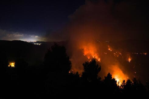 El incendio cerca de Beit Meir durante la noche. 