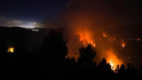 El incendio cerca de Beit Meir durante la noche. 