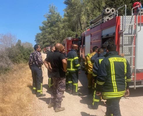 Bomberos palestinos y personal de la Administración Civil israelí.