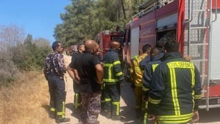 Bomberos palestinos y personal de la Administración Civil israelí.
