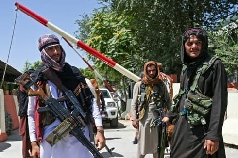 Combatientes talibanes montan guardia en una carretera cerca de la plaza Zanbaq en Kabul. (AFP) Combatientes talibanes montan guardia en una carretera cerca de la plaza Zanbaq en Kabul.