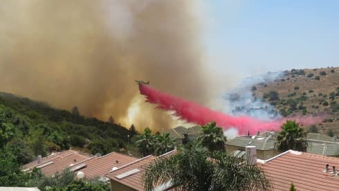 Un avión hidrante israelí lucha contra las llamas en las montañas de Jerusalem. (Taieset Elad) Un avión hidrante israelí lucha contra las llamas en las montañas de Jerusalem.