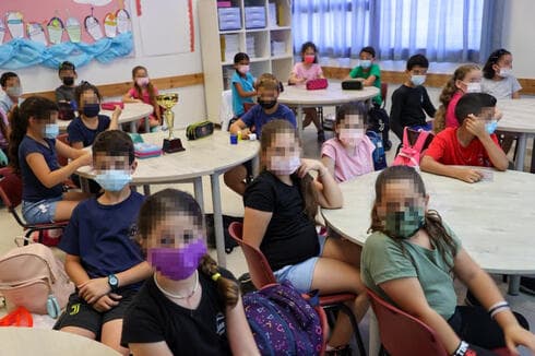 En clase, los niños permanecen con barbijos. 
