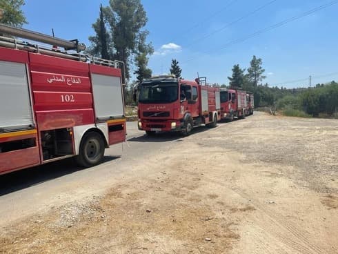 Camiones de bomberos palestinos antes de partir a la zona de los incendios en las montañas de Jerusalem. Camiones de bomberos palestinos antes de partir a la zona de los incendios en las montañas de Jerusalem.