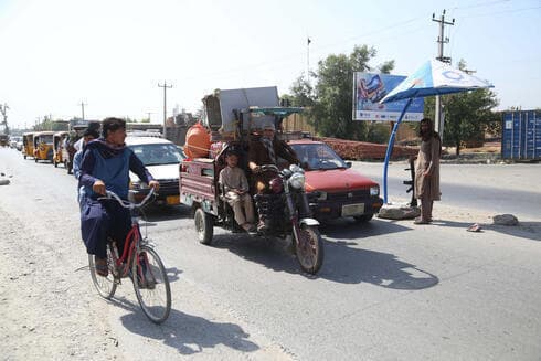Un combatiente talibán hace guardia en un puesto de control en una carretera en Jalalabad, Afganistán. (EPA) Un combatiente talibán hace guardia en un puesto de control en una carretera en Jalalabad, Afganistán.
