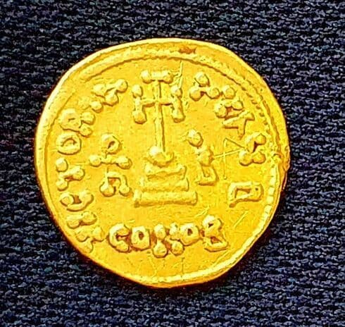 Moneda de oro bizantina encontrada durante las excavaciones en Ramat Hasharon. 