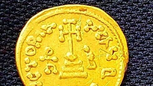 Moneda de oro bizantina encontrada durante las excavaciones en Ramat Hasharon. 