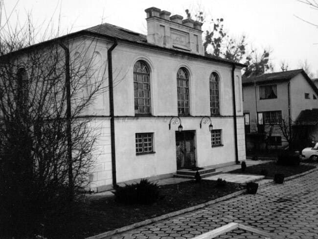 La sinagoga es el único vestigio que queda de la vibrante comunidad judía de Wislowitz. La sinagoga es el único vestigio que queda de la vibrante comunidad judía de Wislowitz.
