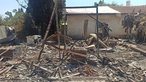 Casa de Givat Ya'arim diezmada tras un incendio forestal masivo. 