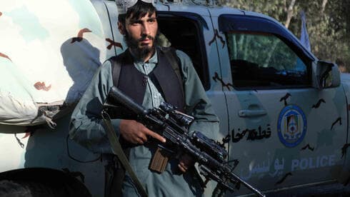 Combatiente talibán sosteniendo un arma en la ciudad de Herat. 