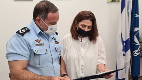 Yaakon Shabtai, comisionado de policía, da la bienvenida a la fuerzal a Geula Malka. (TPS) Yaakon Shabtai, comisionado de policía, da la bienvenida a la fuerzal a Geula Malka.