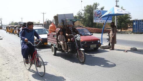 Un combatiente talibán hace guardia en un puesto de control en una carretera en Jalalabad, Afganistán. (EPA) Un combatiente talibán hace guardia en un puesto de control en una carretera en Jalalabad, Afganistán.