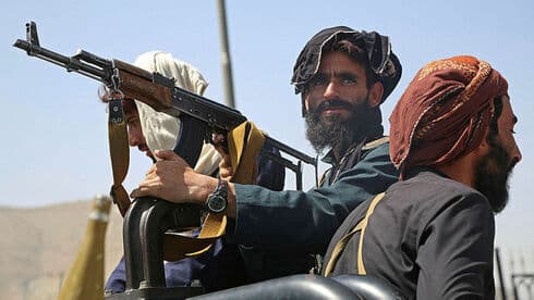 Combatientes talibanes en Kabul el lunes. 