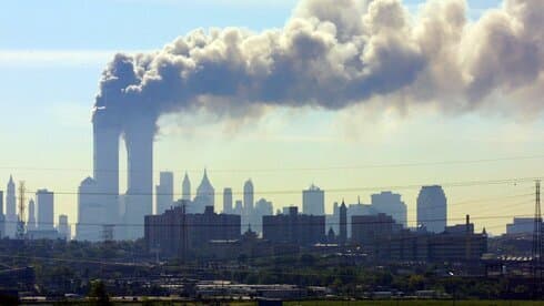 El World Trade Center en Nueva York arde después del ataque del 11 de septiembre de 2001. (AP ) El World Trade Center en Nueva York arde después del ataque del 11 de septiembre de 2001.