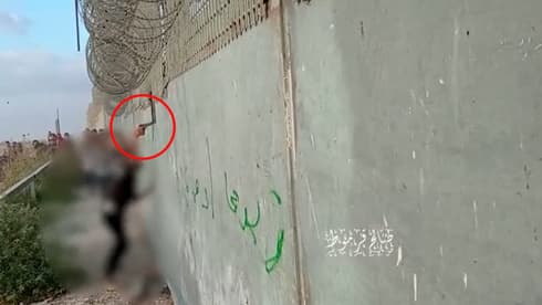 Un palestino abre fuego contra fuerzas israelíes en la valla fronteriza entre Israel y Gaza el sábado. Un palestino abre fuego contra fuerzas israelíes en la la valla fronteriza entre Israel y Gaza.