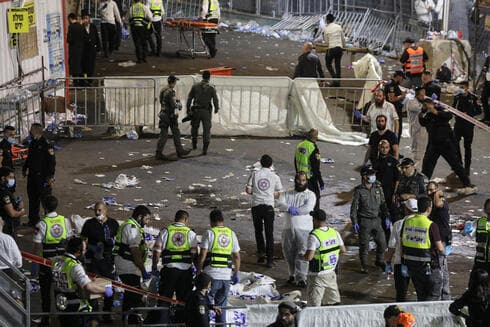 Médicos y rescatistas atienden a los heridos en el evento Lag B'Omer en Mount Meron. (Reuters) Médicos y rescatistas atienden a los heridos en el evento Lag B'Omer en Mount Meron.