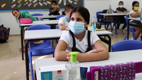 Niños en clase con mascarillas en una escuela de Rehovot a principios de este año. 