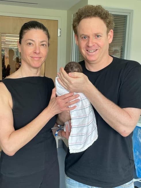 Merav Michaeli y Lior Schleien, felices con su bebé. 