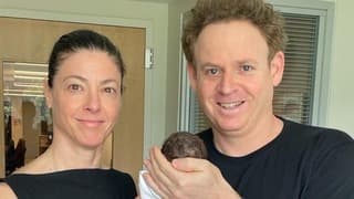 Merav Michaeli y Lior Schleien, felices con su bebé. 