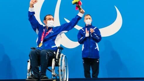 Iyad Shalabi durante la ceremonia de entrega de medallas. 