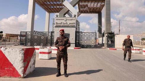 Fuerzas palestinas en el cruce fronterizo de Rafah entre Gaza y Egipto, cerrado por El Cairo el lunes.