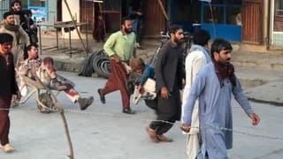 Evacuación de heridos fuera del aeropuerto de Kabul.
