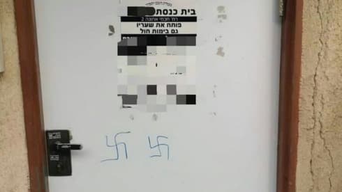 Esvásticas garabateadas en la puerta principal de la sinagoga de Tel Aviv (Policía de Israel) Esvásticas garabateadas en la puerta principal de la sinagoga de Tel Aviv