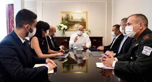 Bennett reunido con la delegación israelí en Washington, poco antes de la suspensión del encuentro con Biden. (Avi Ohayon) Bennett Estados Unidos