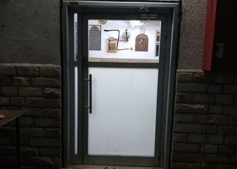 Una esvástica pintada en una sinagoga de Bnei Brak. 