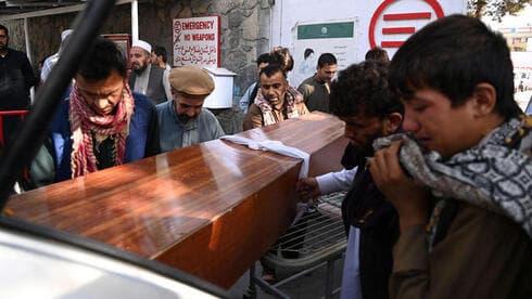 Más de 100 muertos en el doble atentado suicida en Kabul, la mayoría de ellos civiles afganos. (AFP) Afganistán