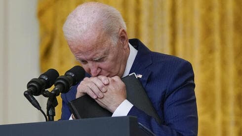 Biden contiene el llanto durante la conferencia de prensa celebrada el jueves a la noche, horas después del ataque en el que murieron 13 soldados estadounidenses. (AP) Biden