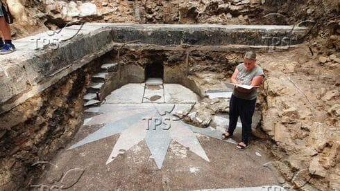 Un arqueólogo israelí en el sitio del Arca de la Torá de una sinagoga destruida durante el Holocausto. (Ministerio de Relaciones Exteriores ) Un arqueólogo israelí en el sitio del Arca de la Torá de una sinagoga destruida durante el Holocausto.