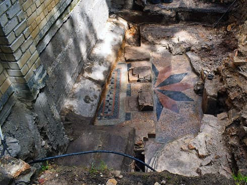 Inscripción hebrea encontrada en 2019 en el sitio de la sinagoga de Vilnius destruida durante el Holocausto. (Ministerio de Relaciones Exteriores ) Inscripción hebrea encontrada en 2019 en el sitio de la sinagoga de Vilnius destruida durante el Holocausto.