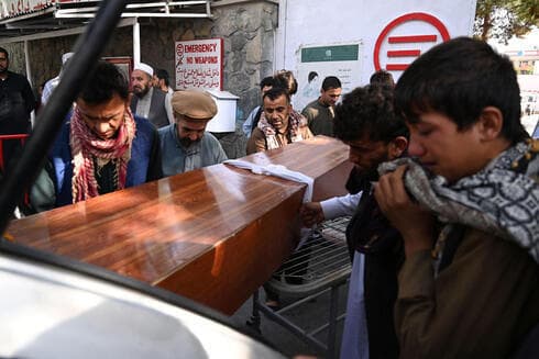 Afganos trasladan el ataúd de una víctima del atentado en Kabul. 