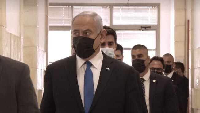 Benjamin Netanyahu comparece en el Tribunal de Distrito de Jerusalem para una audiencia en uno de sus casos de corrupción.