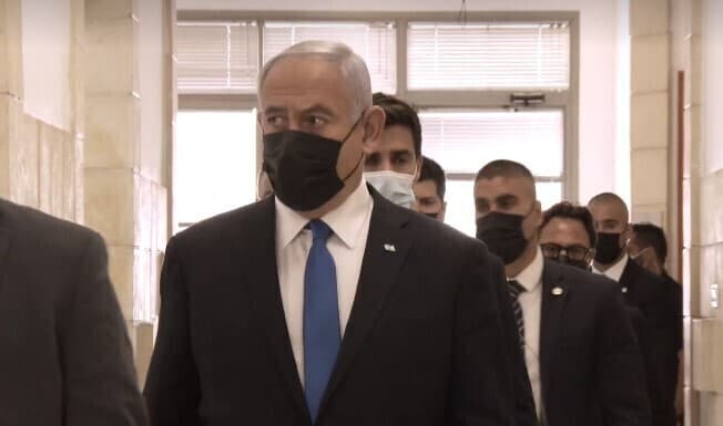 Benjamin Netanyahu comparece en el Tribunal de Distrito de Jerusalem para una audiencia en uno de sus casos de corrupción. (Ynet) Benjamin Netanyahu comparece en el Tribunal de Distrito de Jerusalem para una audiencia en uno de sus casos de corrupción.
