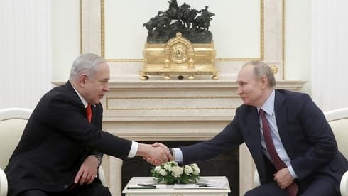 El entonces primer ministro Benjamin Netanyahu estrechando la mano del presidente ruso Vladimir Putin. (AP) El entonces primer ministro Benjamin Netanyahu estrechando la mano del presidente ruso Vladimir Putin.