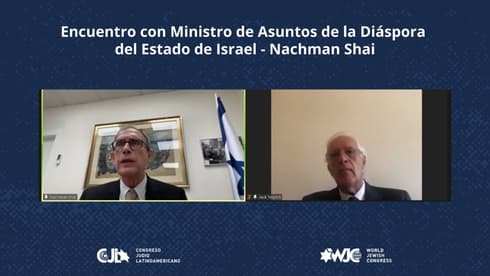 Nachman Shai durante la exposición. 