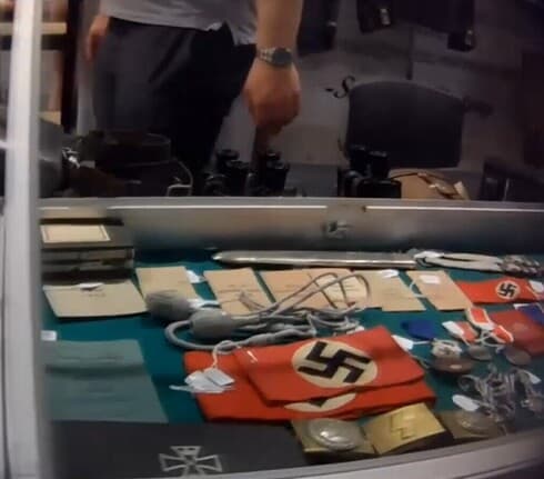 Artículos nazis ofrecidos en una feria de antigüedades en los Países Bajos. 
