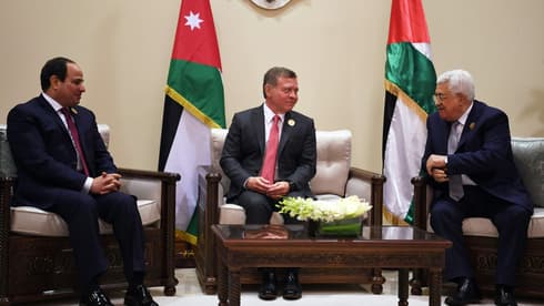 El rey de Jordania Abdullah II, el presidente palestino Mahmoud Abbas y el presidente de Egipto Abdel Fattah el-Sisi. 
