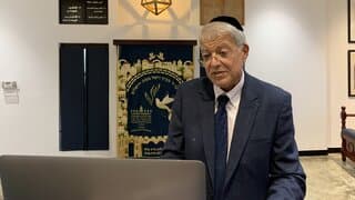El líder de la comunidad judía bahreiní, Ebraim Nonoo, durante el evento de Selijot.
