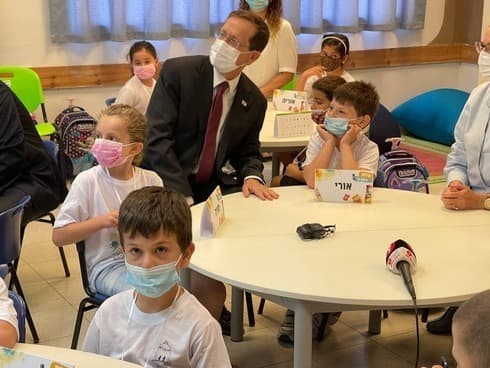 El presidente Isaac Herzog visita una escuela de Modiin en el primer día de clases. (Roi Rubinstein) El presidente Isaac Herzog visita una escuela de Modiin el primer día de clases.