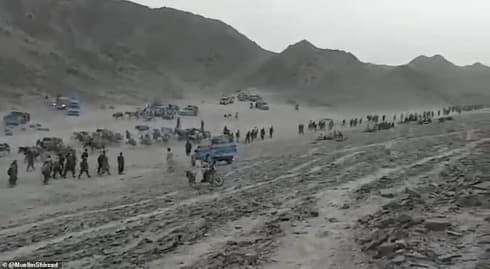 Multitud de afganos caminan hacia la frontera con Irán. 